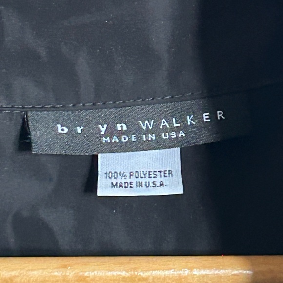 Stylish Black Vest with Zip Closure - Picture 6 of 9